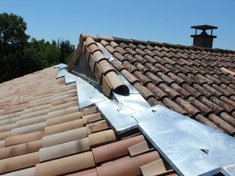 Réalisation sur mesure d'un faîtage monopente, à Saint Privat, dans le  cadre d'une rénovation de toiture en tuiles isolée par l'extérieur