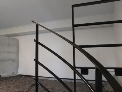 A l'intérieur, une mezzanine manquant de lumière, protection des sols avant la création de l'ouverture pour la pose d'une fenêtre de toit.JPG