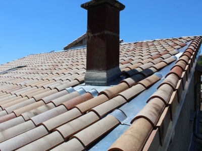 Abergement de cheminée en zinc, couloir en zinc réalisé sur plancher et bandeau zinc formant goutte d'eau pour l'habillage extérieur en rives