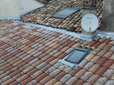 Abergement de cheminée et bavette en zinc pour le Velux réalisés sur mesure.JPG
