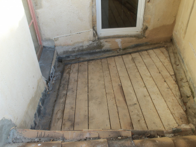 Ancien plancher bois après dépose des tuiles canal.JPG