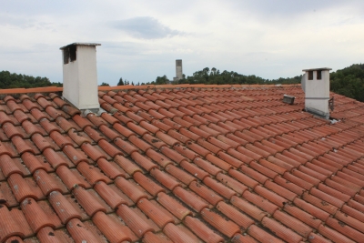 Ancienne couverture en tuiles à remplacer, ancien faîtage non ventilé et scellé au ciment, à Chassiers, vue de la Tour de Largentière avec ses anciennes mines d'argent, près d'Aubenas.JPG