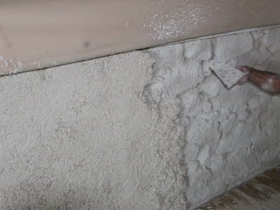 Application manuelle jeté truelle d'une première couche d'enduit hygrothermique en béton de chanvre, réalisée en une ou plusieurs passes.JPG