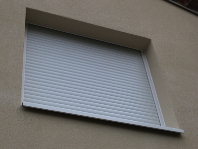 Appui de fenêtre laqué blanc formant goutte d'eau.JPG