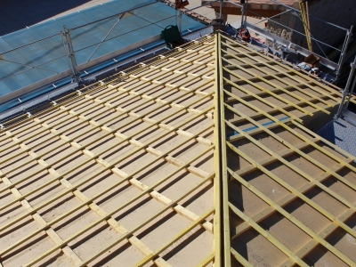 Après assemblage étanche des joints de la sous toiture en panneaux dérivés du bois, arêtier de toiture, rénovation de toiture et isolation par l'extérieur.JPG