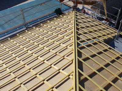 Après assemblage étanche des joints de la sous toiture en panneaux dérivés du bois, arêtier de toiture, rénovation de toiture et isolation par l'extérieur.JPG