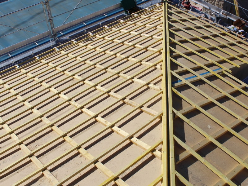 Après assemblage étanche des joints de la sous toiture en panneaux dérivés du bois, arêtier de toiture, rénovation de toiture et isolation par l'extérieur.JPG