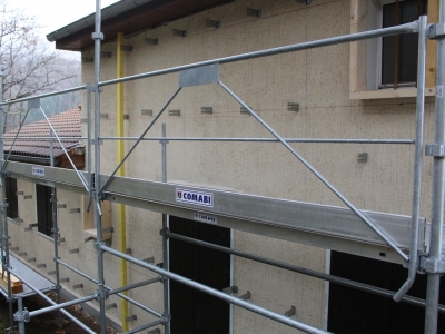 Après calepinage, traçage, chevillage et fixation de toutes les équerres.JPG