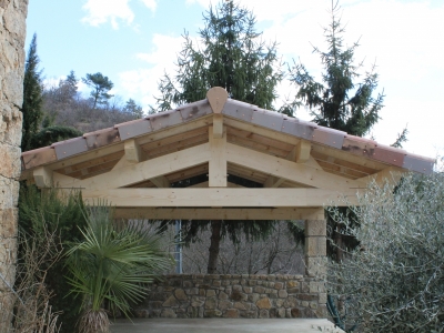 Après couverture, ferme traditionnelle, échantignoles et débords de pannes, tuiles de rives et fronton, aménagement extérieur en bois.JPG
