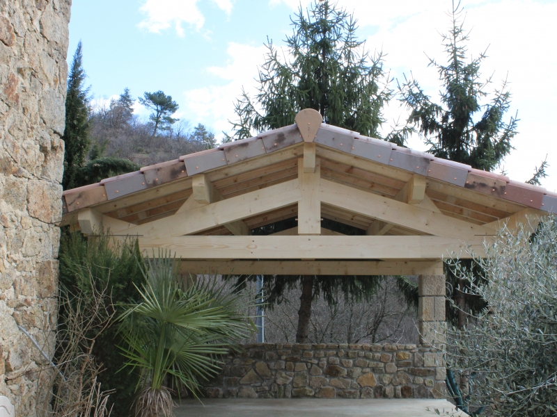 Après couverture, ferme traditionnelle, échantignoles et débords de pannes, tuiles de rives et fronton, aménagement extérieur en bois.JPG