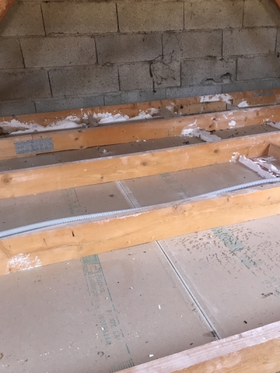 Après dépose de l'ancienne isolation, plafond suspendu avec un ouvrage en plaques de plâtre solidaire des solives