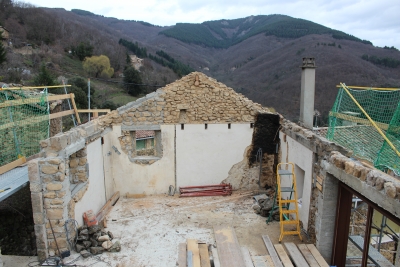 Après dépose de la charpente et des éléments de couverture, toiture Veyrières Ardèche