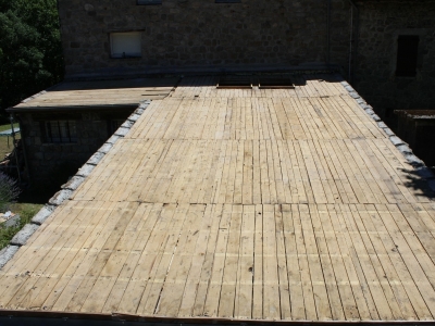 Après dépose des fenêtres de toit et nettoyage du plancher bois.JPG