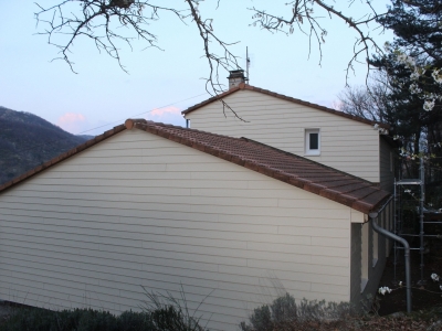 Après isolation thermique et bardage rapporté sur les 2 murs pignons côté ouest, avant les travaux de zinguerie induits.JPG
