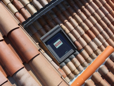 Après l'installation d'une fenêtre de toit à projection VELUX Tout Confort équipée d'un volet roulant VELUX version solaire.JPG