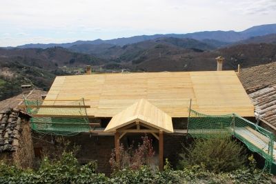 Après la pose d'un voligeage en bois épicéa formant finition intérieure et platelage support de l'isolation des rampants de toiture réalisée par l'extérieur, charpente couverture
