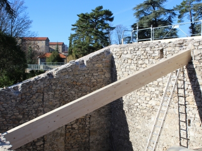 Après le positionnement de l'arbalétrier sur le gros oeuvre, travaux de charpente en bois à Aubenas.JPG