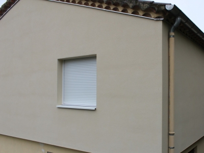 Après les travaux d'ITE, fixation des colliers de descente EP dans les supports de charge isolés pour fixation légère.JPG