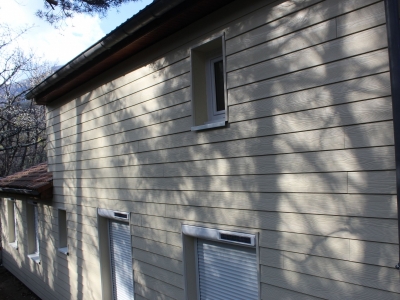 Après les travaux d'ITE sous bardage ventilé Cedral Lap en finition relief coloris vanille de la gamme forêt, façade sud.JPG