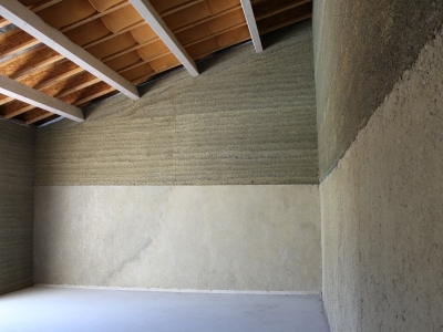 Après les travaux de doublage isolant et dépose des panneaux de coffrage, béton de chanvre en cours de séchage, ITI