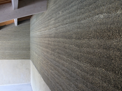 Après les travaux de doublage isolant sur paroi intérieure, béton de chanvre en cours de séchage, état de surface obtenu compatible avec un enduit mince à la chaux aérienne, isolation de murs à Aubenas Ardèche