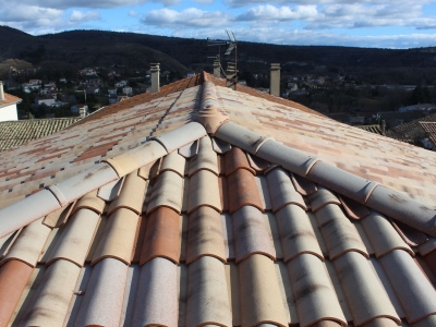 Après remplacement de la couverture en tuiles, toiture 3 pans avec 1 rencontre et 2 arêtiers, à Saint Privat.JPG