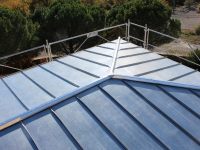 Après travaux, couverture zinc joint debout, réalisation sur mesure de SARL CHAGNOL VINCENT couvreur zingueur à Aubenas Ardèche.JPG