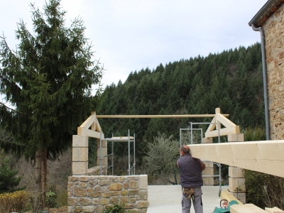 Assemblage et mise en oeuvre sur chantier de fermes en bois épicéa KVH.JPG