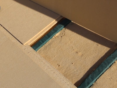 Assemblage sur le toit des panneaux de sous toiture en fibres de bois, profil unique à rainure et languette, posés directement sur chevrons.JPG