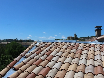 Association du zinc naturel et accessoires en terre cuite pour une gestion efficace et durable de l'étanchéité, rénovation de toitures mitoyennes anciennes, à Saint Privat, Bassin d'Aubenas