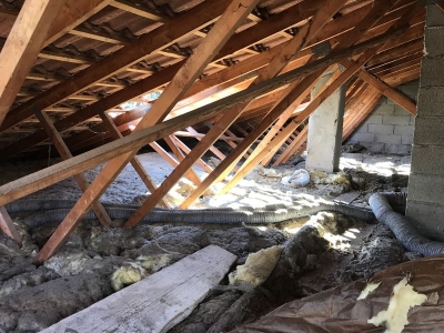 Avant dépose de l'ancienne isolation en laine minérale et du système de ventilation défectueux, avant les travaux d'isolation des combles par soufflage