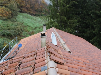 Avant dépose de la couverture en tuiles pour isoler les rampants de toit par l'extérieur sur la charpente, Antraigues sur Volane.JPG