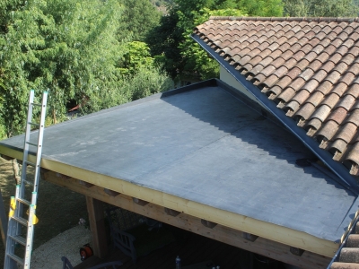 Avant la réalisation du profil de finition en rive, Chagnol Vincent couvreur pour la rénovation de toiture à Aubenas.JPG