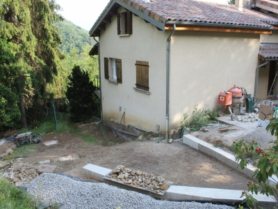 Avant les travaux de terrasse bois sur un terrain en pente.JPG