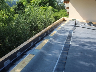 Bande périphérique en EPDM armé fixée entre un plan horizontal et un plan vertical.JPG