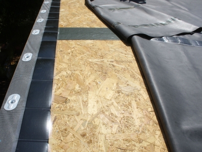 Bande périphérique en EPDM armé fixée mécaniquement en lisière.JPG
