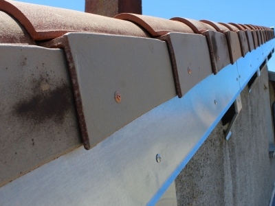 Bandeau en zinc avec raidisseur formant goutte d'eau, pour l'habillage extérieur en rives, consécutif aux travaux d'isolation de la toiture par l'extérieur