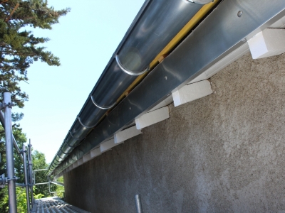 Bandeau zinc avec raidisseur formant goutte d'eau, habillage en bas de pente suite à l'isolation de la toiture réalisée par l'extérieur