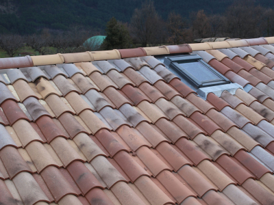 Bavette en zinc naturel pour le Velux réalisée sur mesure, remplacement de couverture par Chagnol Vincent Couvreur et VELUX Installateur EXPERT à Aubenas.JPG