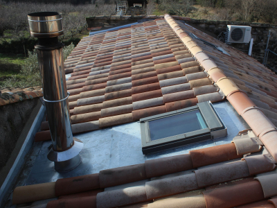 Bavette en zinc pour Velux et abergement en zinc pour conduit, Chagnol Vincent Couvreur zingueur, zinguerie toiture à Vesseaux.JPG