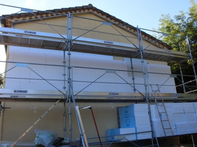 Calage des panneaux isolants en poystyrène expansé blanc KNAUF Therm ITEx épaisseur 140mm, facilement identifiables en façade grâce aux billes bleues de PSE, identification BLUE BY KNAUF.JPG