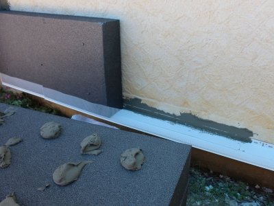 Calage des panneaux par collage, ITE Vinezac sud Ardèche, SARL Chagnol Vincent eco artisan RGE pour l'isolation des murs et toitures à Aubenas.JPG