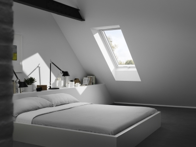 chambre AVANT avec une seule fenêtre de toit VELUX