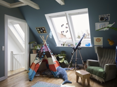 chambre d'enfant APRES avec 2 fenêtres de toit VELUX installées côte à côte