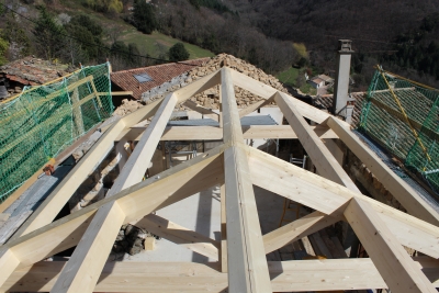 Charpente traditionnelle assemblée, faîtière et pannes en épicéa contre collé, toiture Chirols, vue sur château de Ventadour Ardèche