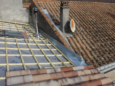 Cheneau en zinc contre un mur en cours de réalisation, Chagnol Vincent.JPG