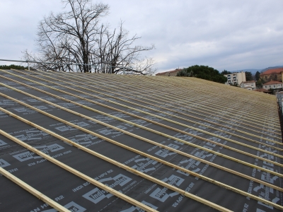Contrelattage en bois traité classe 2, réfection de charpente et couverture, toiture Aubenas sud ardèche.JPG