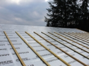 Photo Réalisation d’une isolation « sarking » (isolation thermique continue par l’extérieur support de couverture) mise en œuvre en rénovation de toiture à Antraigues sur Volane en Ardèche