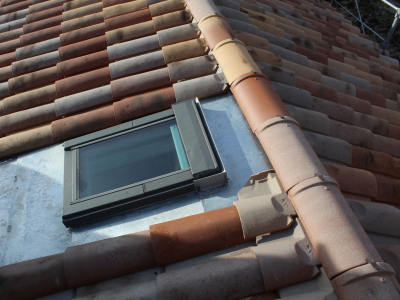 Couloir et bavette en zinc naturel réalisés sur mesure pour fenêtre de toit Velux, Chagnol Vincent Couvreur zingueur et VELUX Installateur Conseil EXPERT sur le bassin d'Aubenas.JPG