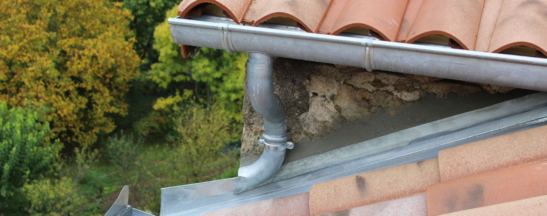Couloir zinc et descente eaux pluviales, travaux de toiture et zinguerie en rénovation, Antraigues